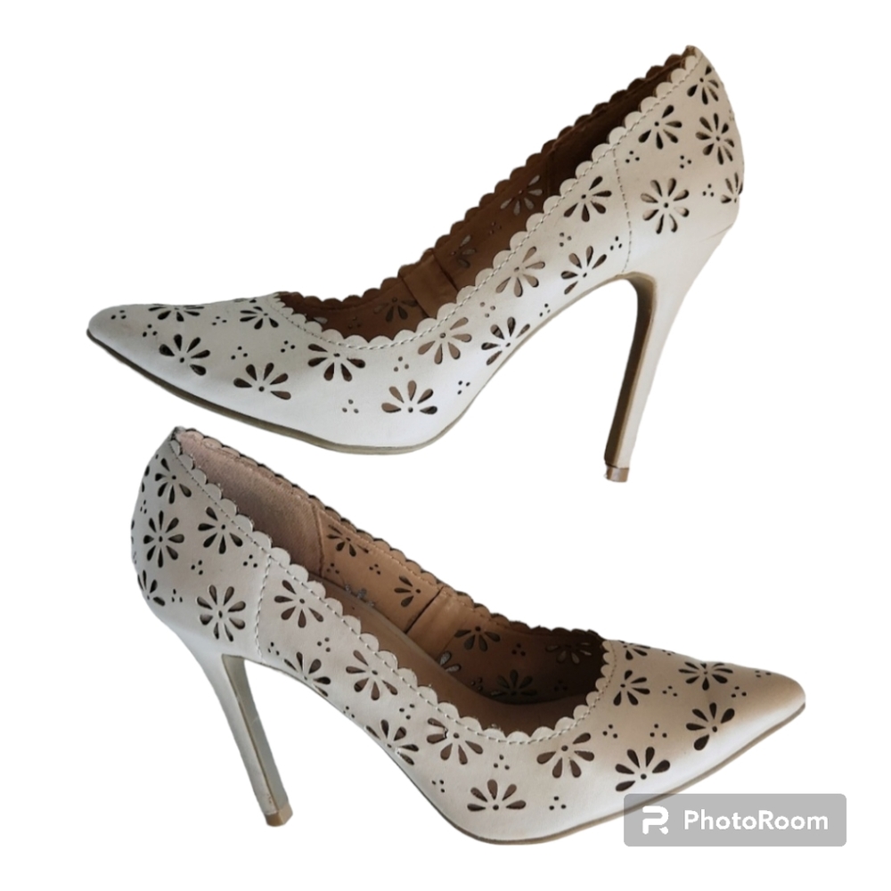 LC Lauren Conrad Laser Cut Floral Heels